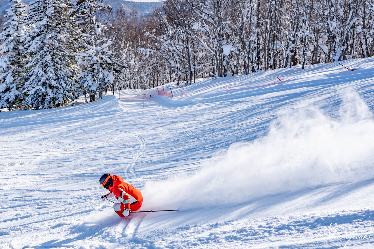 朝里川温泉スキー場　祝・積雪200cm到達。ふわふわのパウダースノーが降り積もったゲレンデを舞台に、女性スキーヤーチーム『TeamKP』成澤栞さんと秋山穂香さんが美しい滑りを披露！